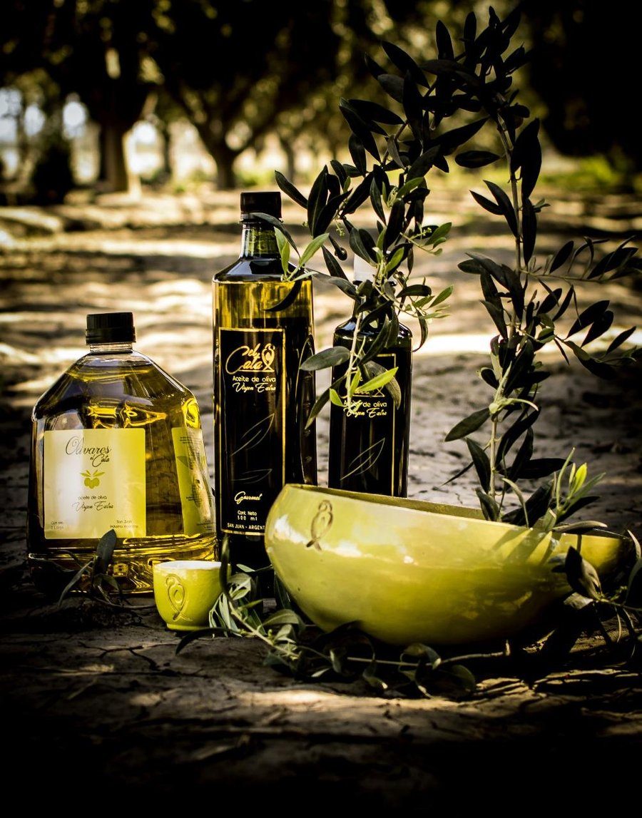 Aceite siendo servido - El Cata